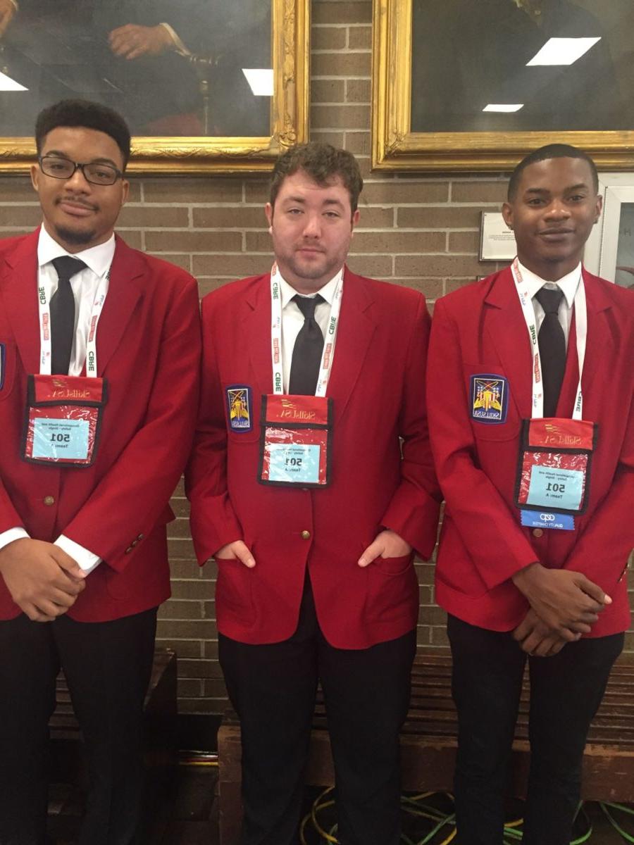 年轻的非裔美国大学生约瑟夫·柯林顿(左), 贾登·费尔德(右)和年轻的白人大学生查尔斯·斯普里尔(中)身着红色运动夹克和白色衬衫，摆出了造型.